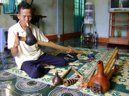 សិប្បការ A’ma H’Loan ជាជនដែលសកម្មអភិរក្សឧបករណ៍ភ្លេង Tay Nguyen។